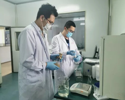 市場監管事務服務中心嚴格把控水產品質量安全，強化檢驗檢測服務